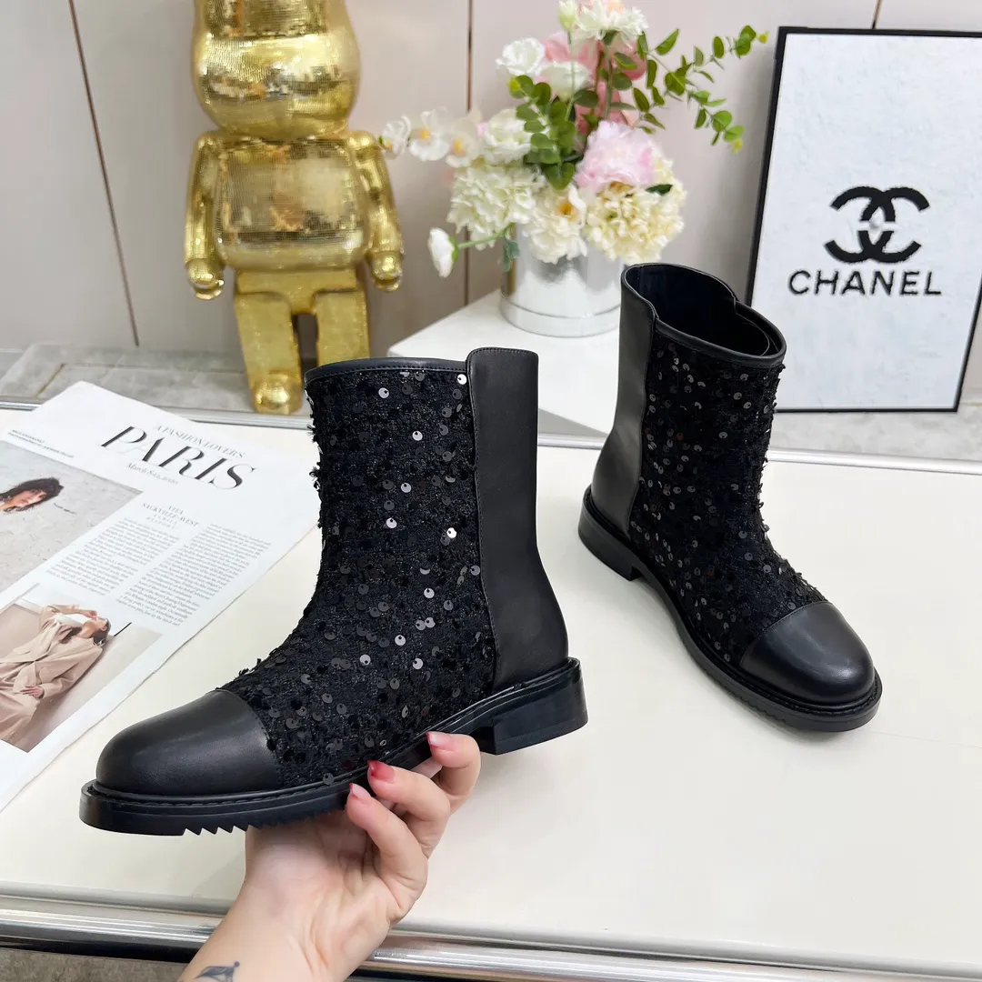 👟👟Ex-factory price 720👟👟 High version of Chanel CHANEL, 🌞🌞🌞Xiaoxiang’s latest 2025 autumn and winter short boots, a must-have item for this autumn and winter season! ! Ms. Chanel loves simple yet irresistible combinations to show her unique style. Mix and match freely to shine⚡Follow Grandma’s fashion steps! ! ! The top-notch craftsmanship and texture are perfectly presented. No matter any details, you can compare them with the counters. The best quality products can be entered and exited from the counters at will! ❶Fabric: imported sheepskin with customized fabrics ❷Lining: sheepskin lining ❸Foot pads: sheepskin ❹Outsole: original molded sole ❺Heel height: 3.5cm ❻Boot shaft height: total height 7 inches ❼Number: 35-40 (40 and 41 are customized and cannot be returned)